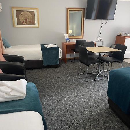 פורבס Town & Country Motor Inn מראה חיצוני תמונה