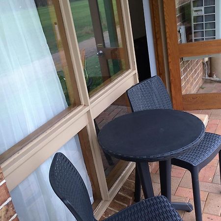 פורבס Town & Country Motor Inn מראה חיצוני תמונה