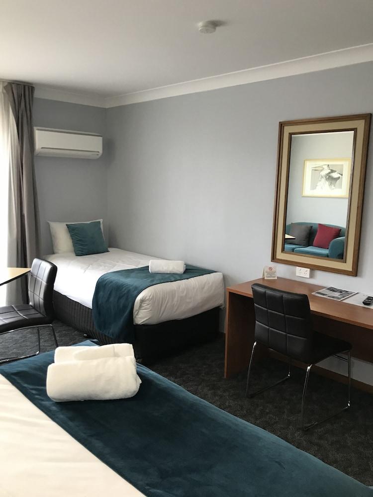פורבס Town & Country Motor Inn מראה חיצוני תמונה