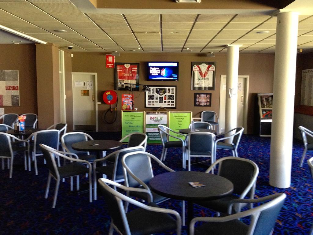 פורבס Town & Country Motor Inn מראה חיצוני תמונה
