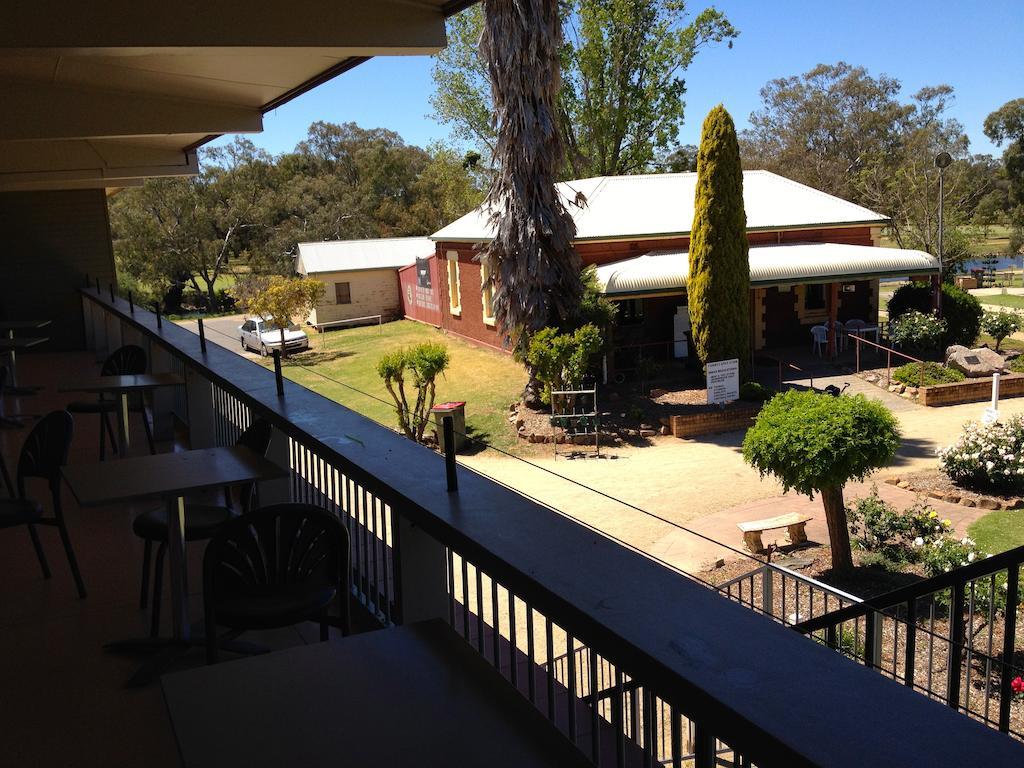 פורבס Town & Country Motor Inn מראה חיצוני תמונה