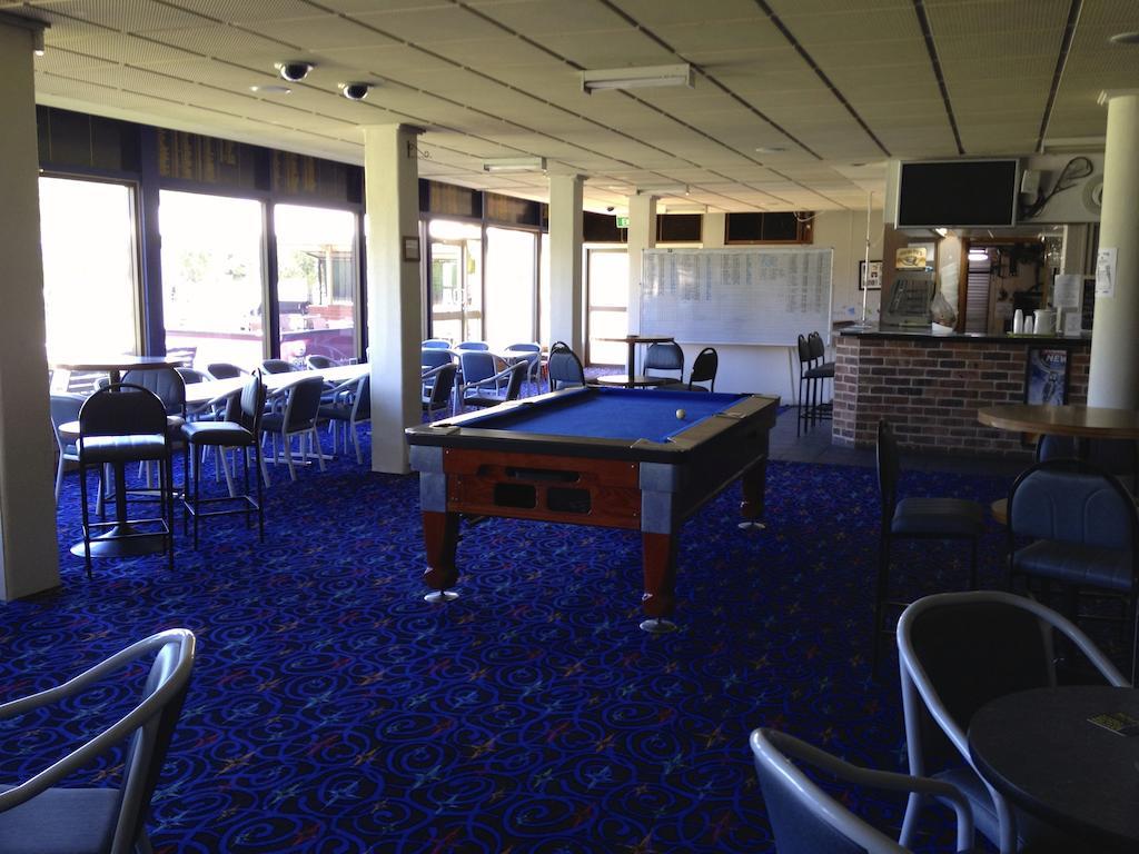 פורבס Town & Country Motor Inn מראה חיצוני תמונה
