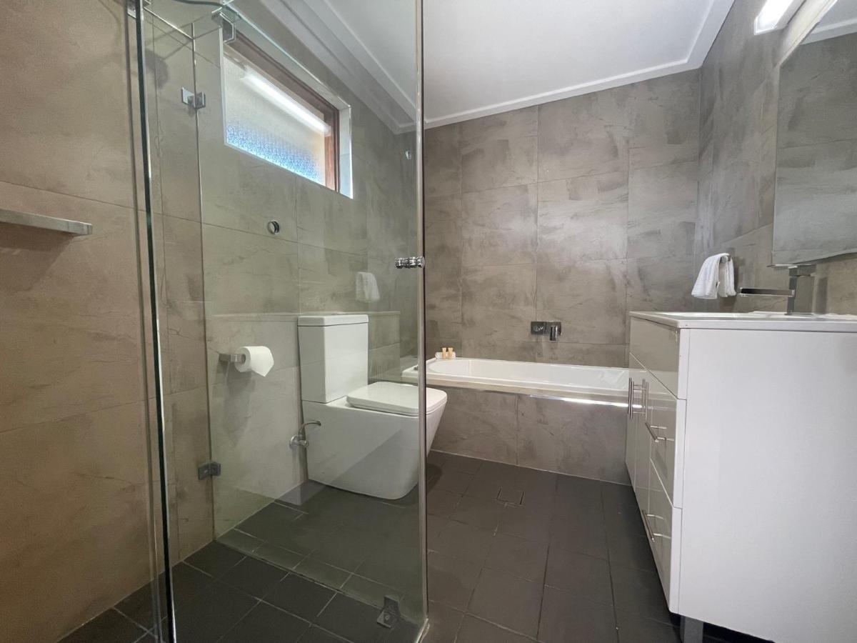 פורבס Town & Country Motor Inn מראה חיצוני תמונה