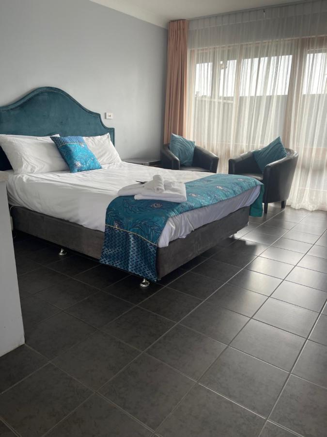 פורבס Town & Country Motor Inn מראה חיצוני תמונה