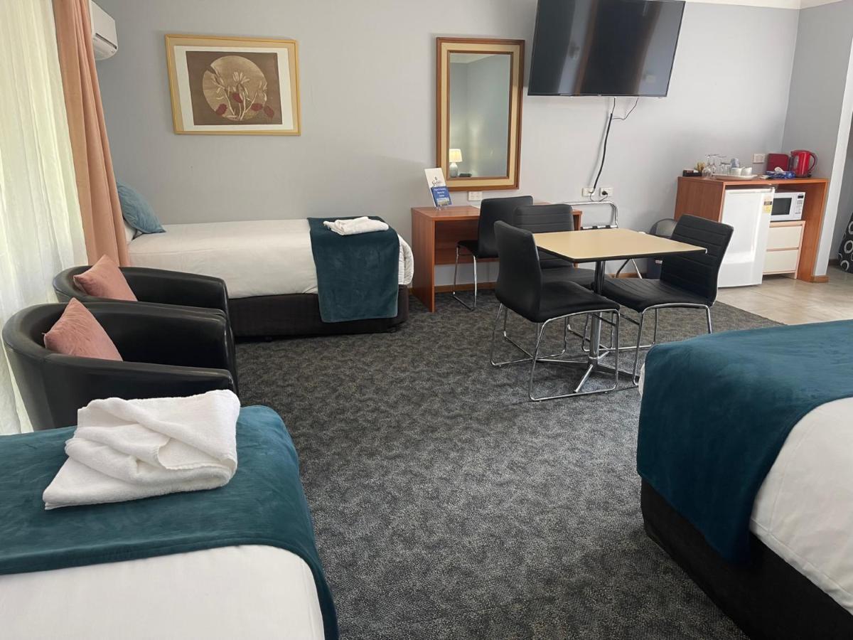 פורבס Town & Country Motor Inn מראה חיצוני תמונה