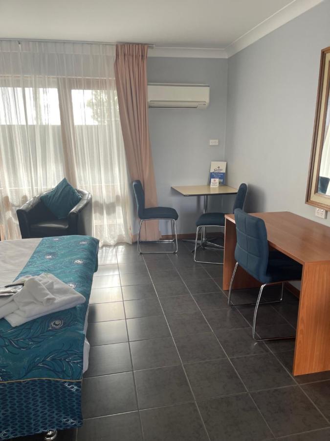 פורבס Town & Country Motor Inn מראה חיצוני תמונה