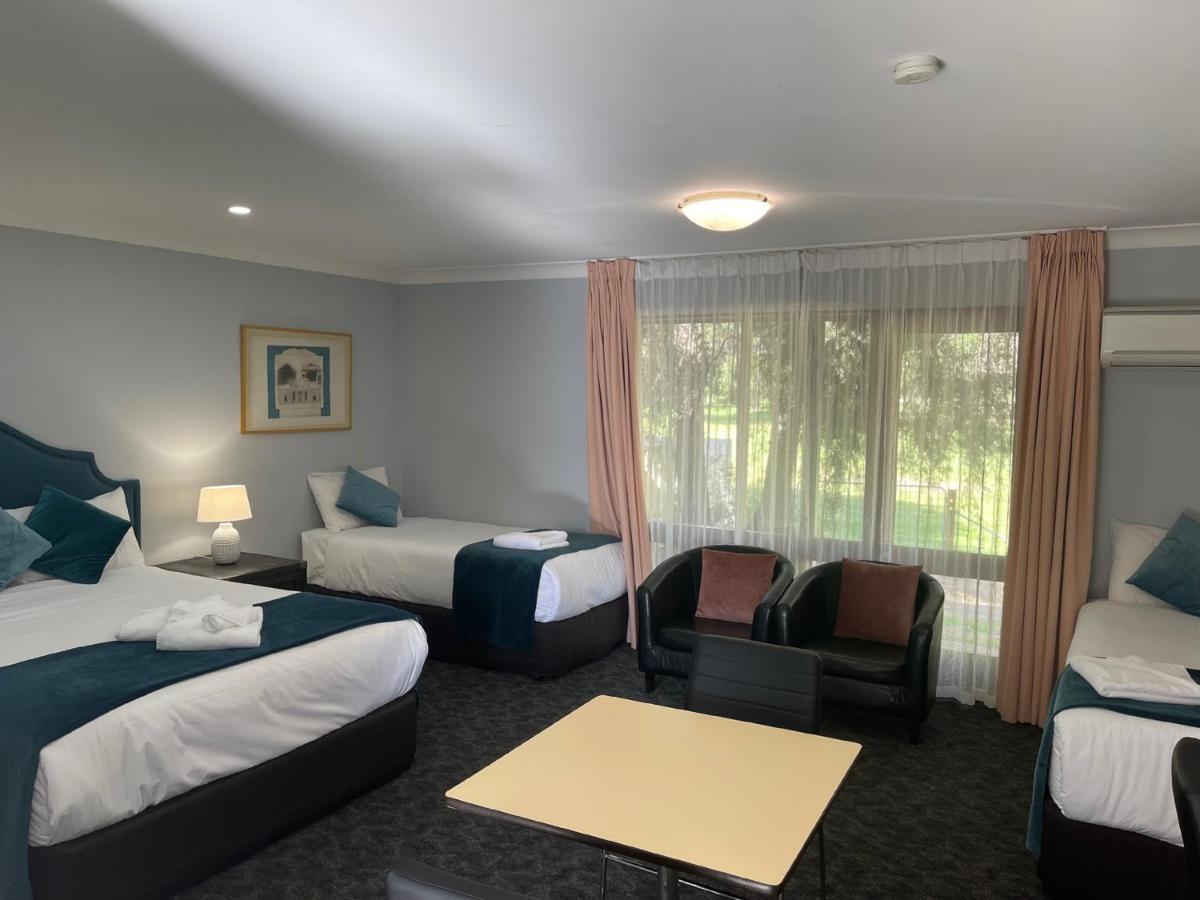 פורבס Town & Country Motor Inn מראה חיצוני תמונה