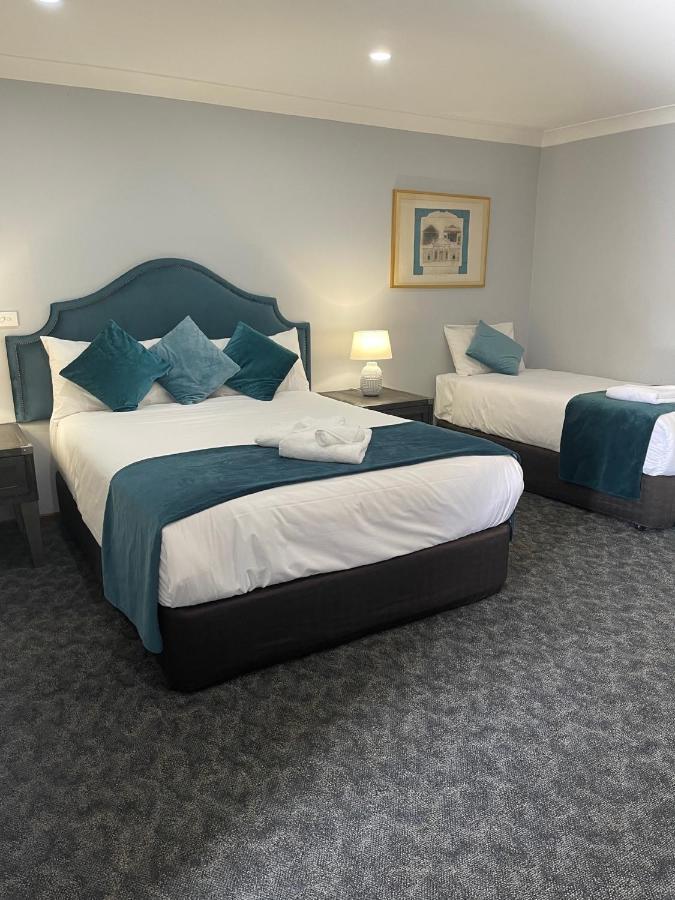 פורבס Town & Country Motor Inn מראה חיצוני תמונה