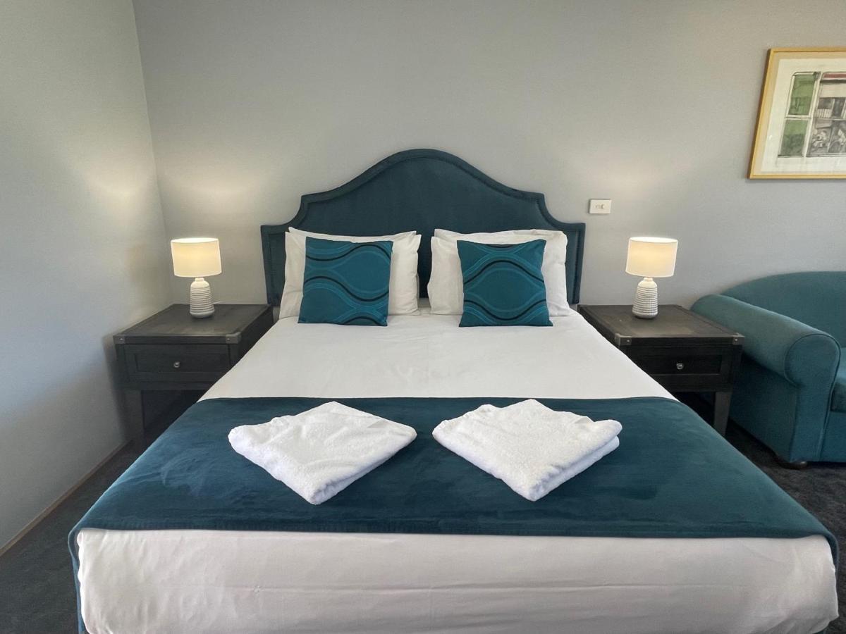 פורבס Town & Country Motor Inn מראה חיצוני תמונה