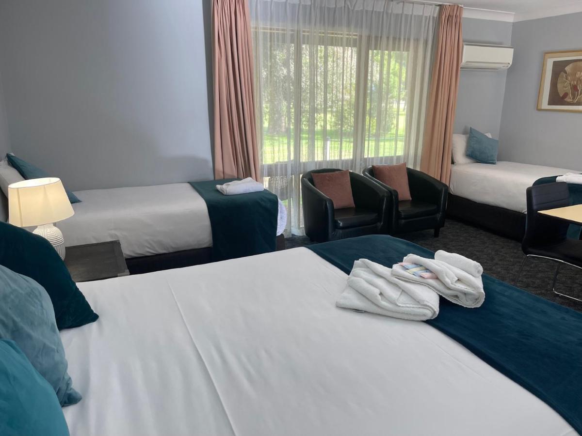 פורבס Town & Country Motor Inn מראה חיצוני תמונה