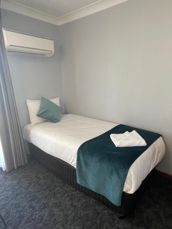 פורבס Town & Country Motor Inn מראה חיצוני תמונה