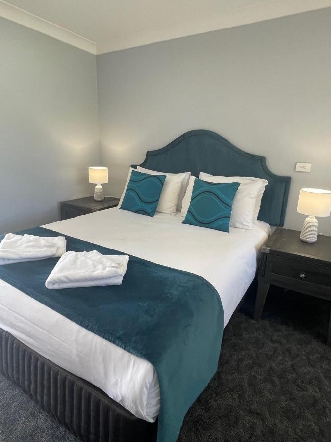 פורבס Town & Country Motor Inn מראה חיצוני תמונה