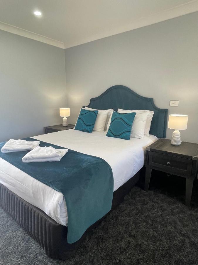 פורבס Town & Country Motor Inn מראה חיצוני תמונה