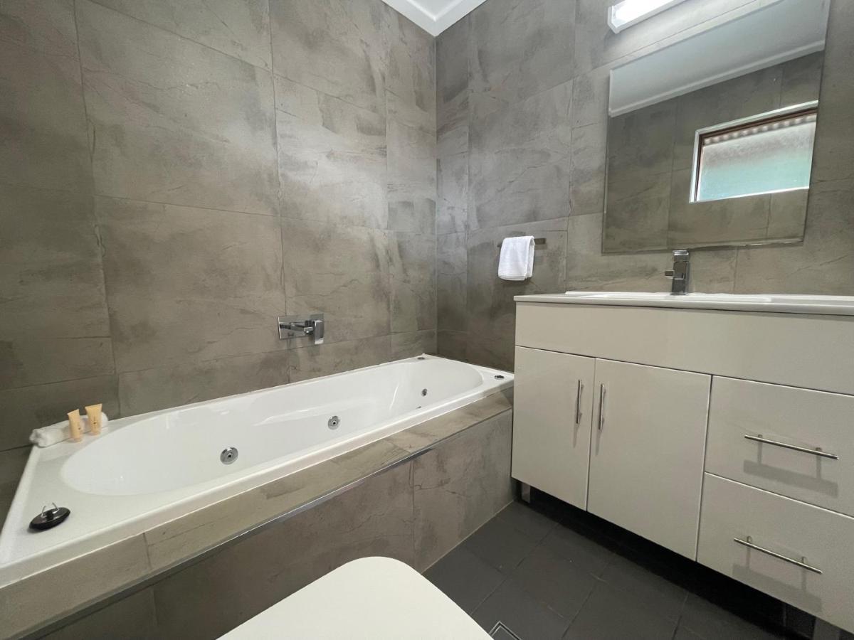 פורבס Town & Country Motor Inn מראה חיצוני תמונה