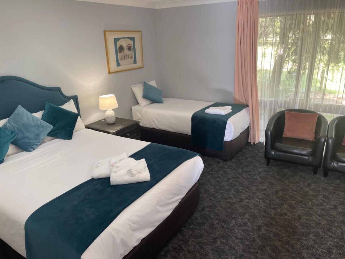 פורבס Town & Country Motor Inn מראה חיצוני תמונה