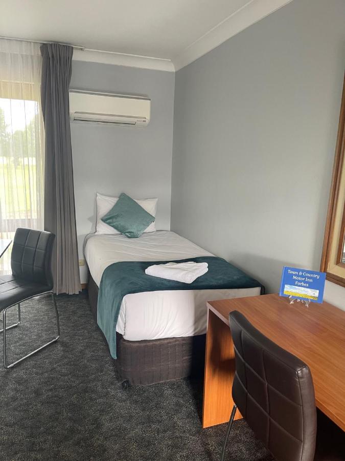 פורבס Town & Country Motor Inn מראה חיצוני תמונה