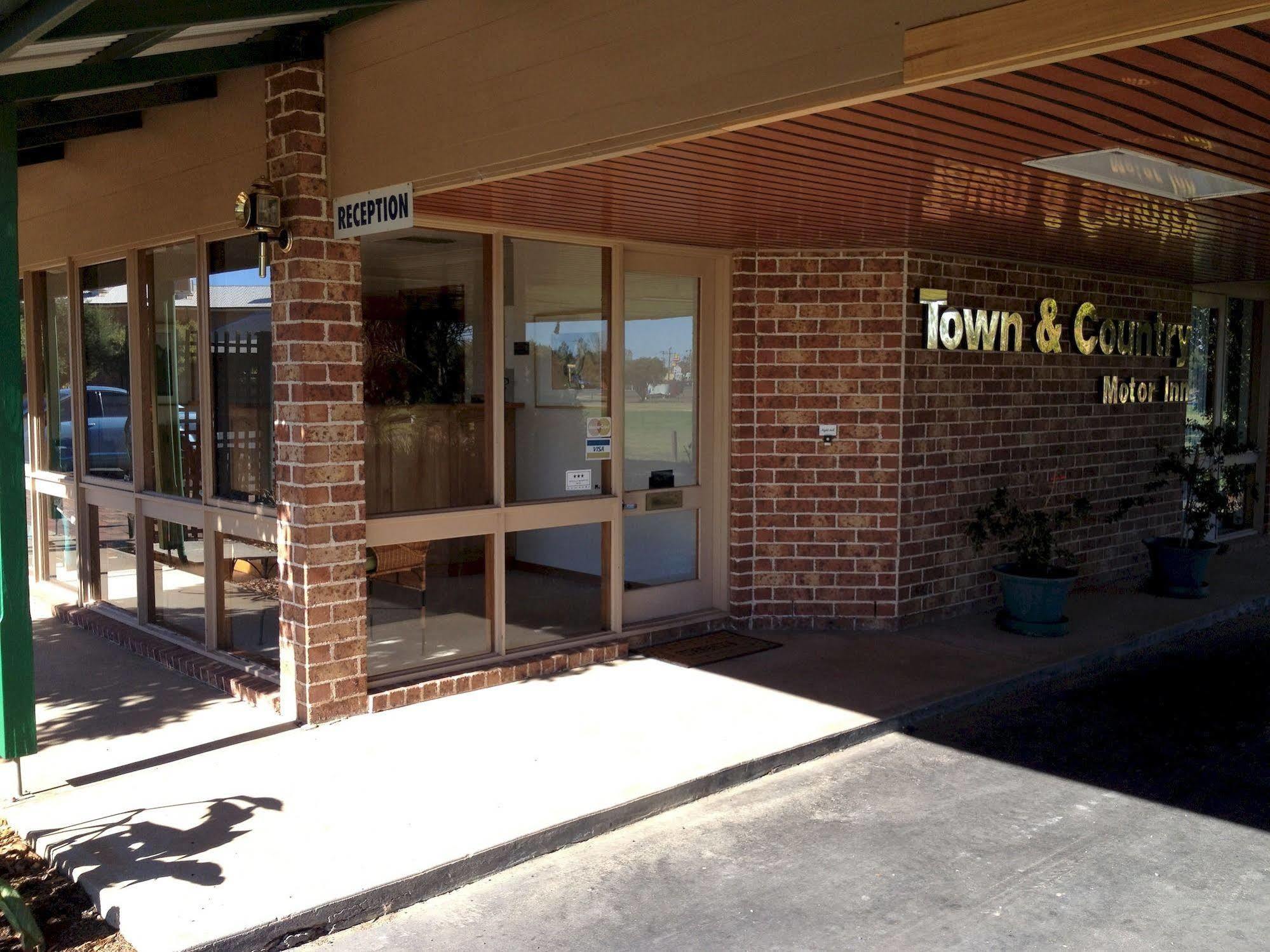 פורבס Town & Country Motor Inn מראה חיצוני תמונה