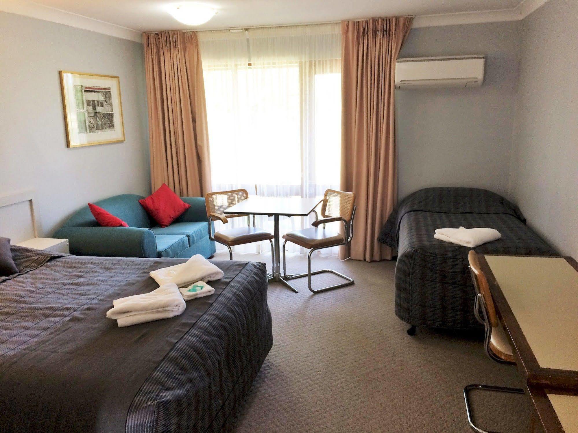 פורבס Town & Country Motor Inn מראה חיצוני תמונה