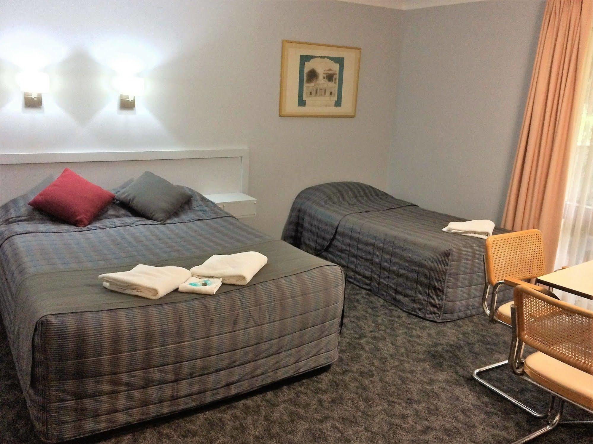 פורבס Town & Country Motor Inn מראה חיצוני תמונה