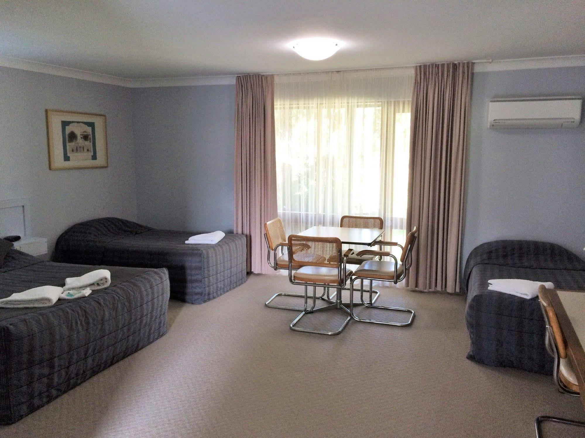 פורבס Town & Country Motor Inn מראה חיצוני תמונה