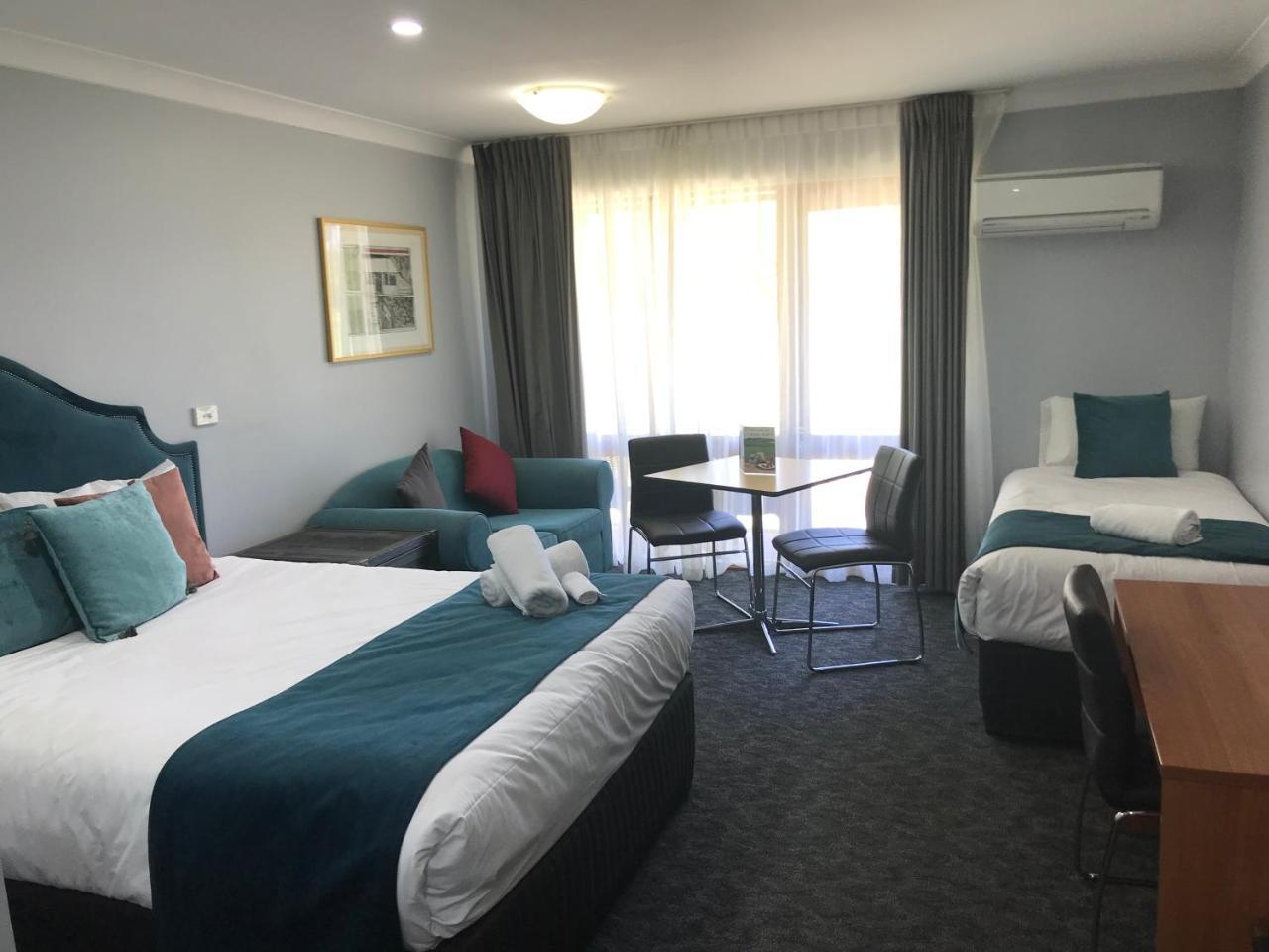 פורבס Town & Country Motor Inn מראה חיצוני תמונה
