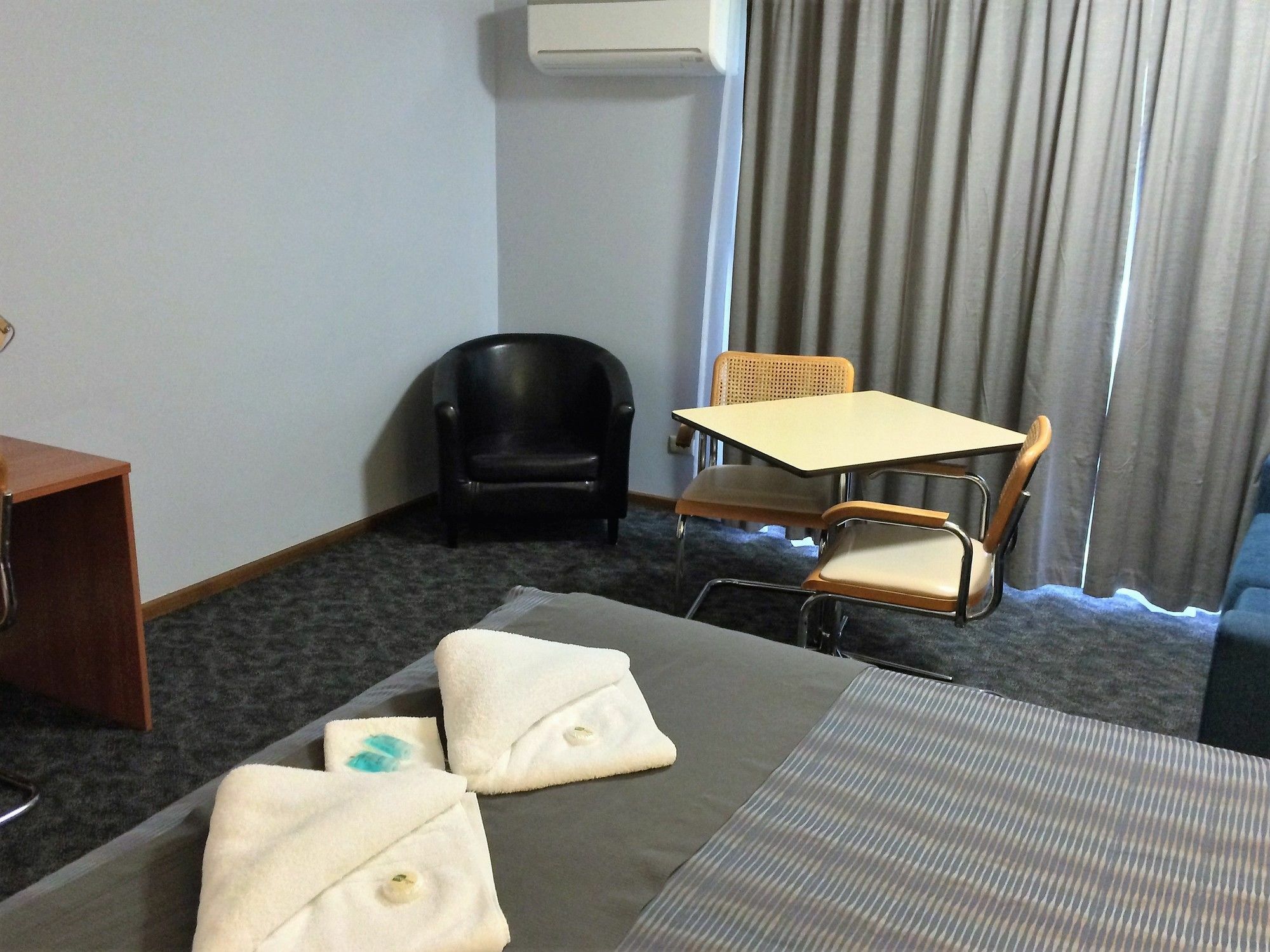 פורבס Town & Country Motor Inn מראה חיצוני תמונה