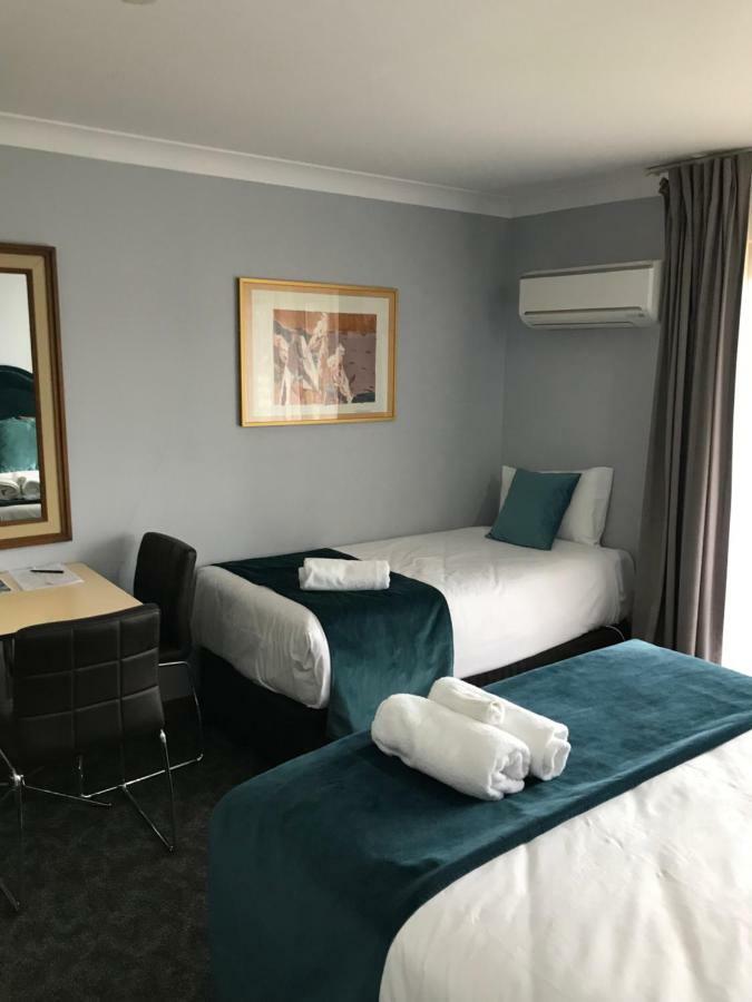 פורבס Town & Country Motor Inn מראה חיצוני תמונה