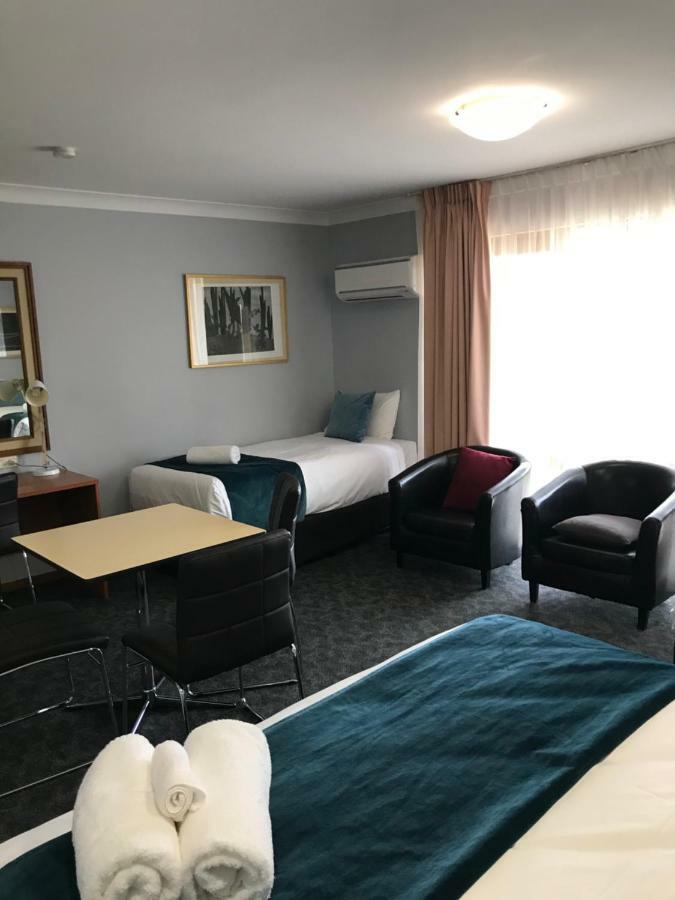 פורבס Town & Country Motor Inn מראה חיצוני תמונה